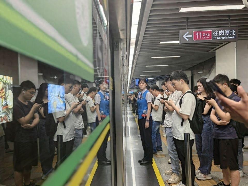11 号线运能再提升！本周六起高峰时段行车间隔大幅压缩，市民出行更便捷
