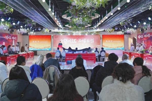 独家揭秘：鳇鱼水饺大赛现场，一口爆汁的美味如何征服赫哲族？  第1张