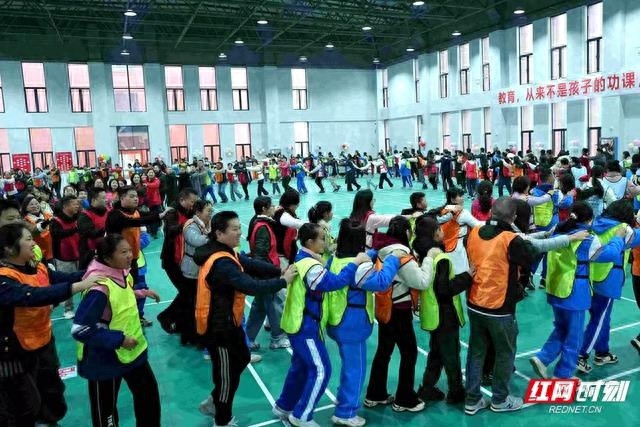 长沙县一中圣和学校体育馆内：让爱飞翔公益活动启幕，超暖心  第1张