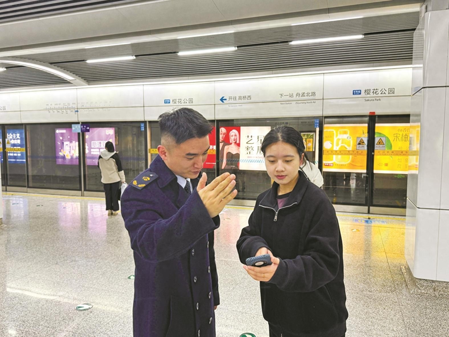 从混乱到井然：宁波樱花公园地铁站的文明排队之路  第1张