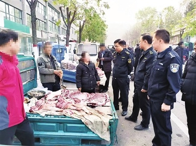 舌尖上的安全保卫战：执法人员联合检查肉制品，确保每一块肉都来源合法  第2张