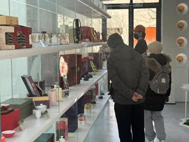 三山五园文创店火爆开业，上百种精美文创产品引爆市民热情  第1张