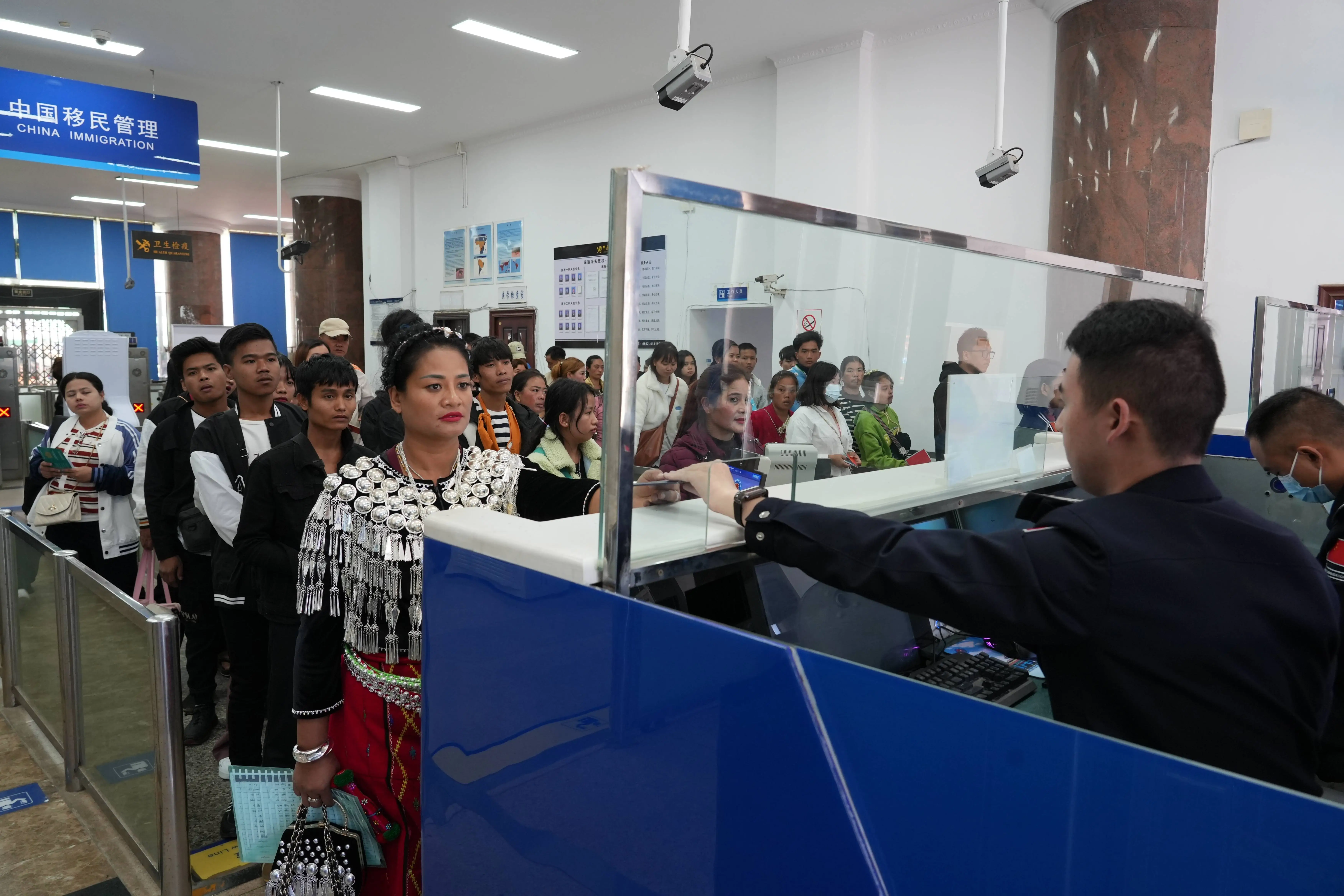 瑞丽边检站出入境客流量突破500万人次，一带一路通道助力中缅友好交流  第1张