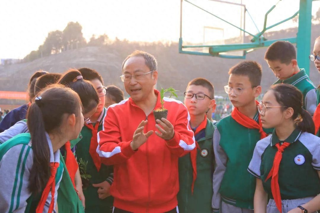 揭秘成都实外五龙山学校校长李俊：从‘俊爷’到‘鸡蛋校长’，他的教育奇迹如何炼成？  第1张