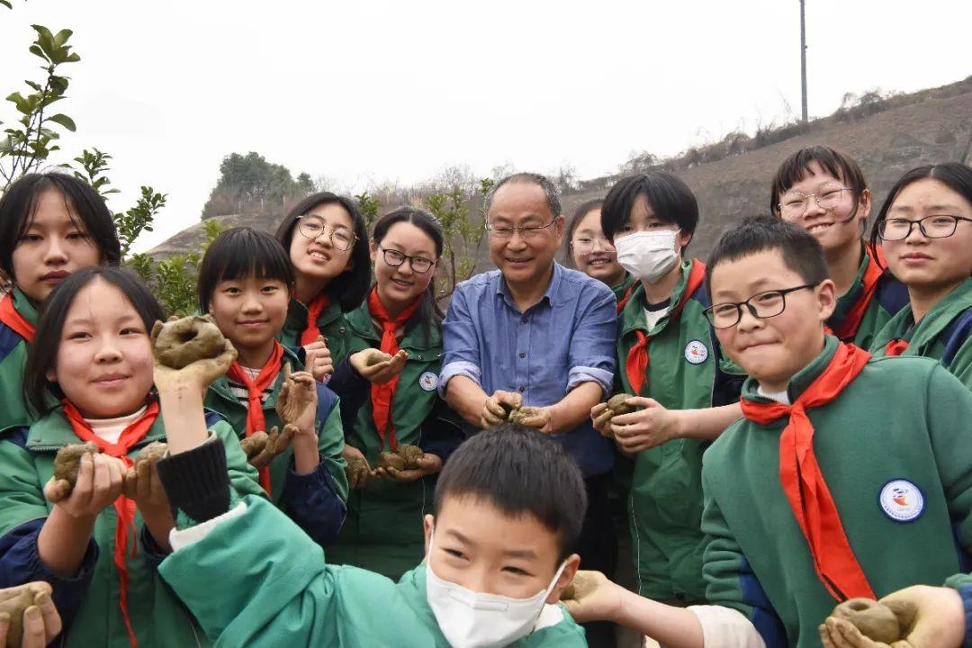 揭秘成都实外五龙山学校校长李俊：从‘俊爷’到‘鸡蛋校长’，他的教育奇迹如何炼成？  第7张