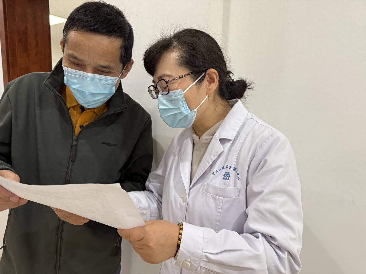 冬日被窝成噩梦？75岁大爷失眠魔咒，乡村老人就医难，浙江健康守门人如何破解？  第1张