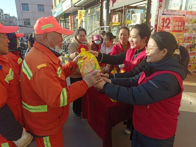 大雪节气送温暖，社区与超市联手为环卫工人送上热腾腾的爱心早餐  第3张