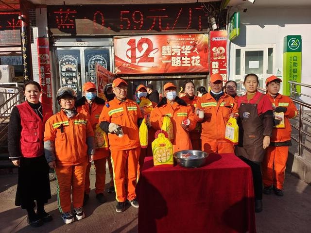 大雪节气送温暖，社区与超市联手为环卫工人送上热腾腾的爱心早餐  第4张