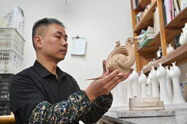 探秘福建德化：陶瓷与汉字的千年邂逅，彭成雄如何用瓷雕书写艺术新篇章？  第1张