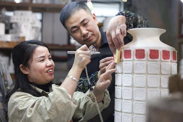 探秘福建德化：陶瓷与汉字的千年邂逅，彭成雄如何用瓷雕书写艺术新篇章？  第2张