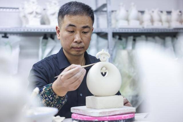 探秘福建德化：陶瓷与汉字的千年邂逅，彭成雄如何用瓷雕书写艺术新篇章？  第4张