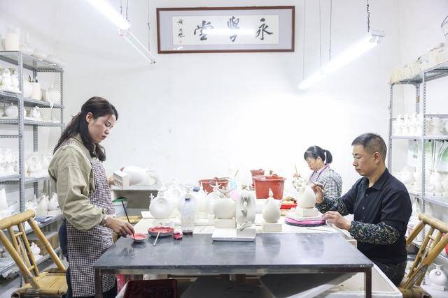 探秘福建德化：陶瓷与汉字的千年邂逅，彭成雄如何用瓷雕书写艺术新篇章？  第5张