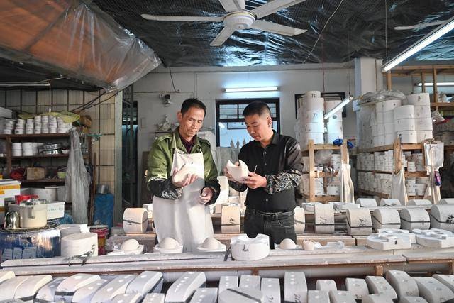 探秘福建德化：陶瓷与汉字的千年邂逅，彭成雄如何用瓷雕书写艺术新篇章？  第7张