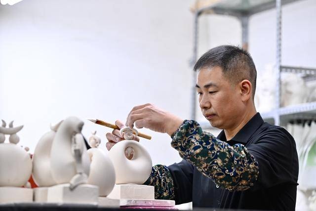 探秘福建德化：陶瓷与汉字的千年邂逅，彭成雄如何用瓷雕书写艺术新篇章？  第8张