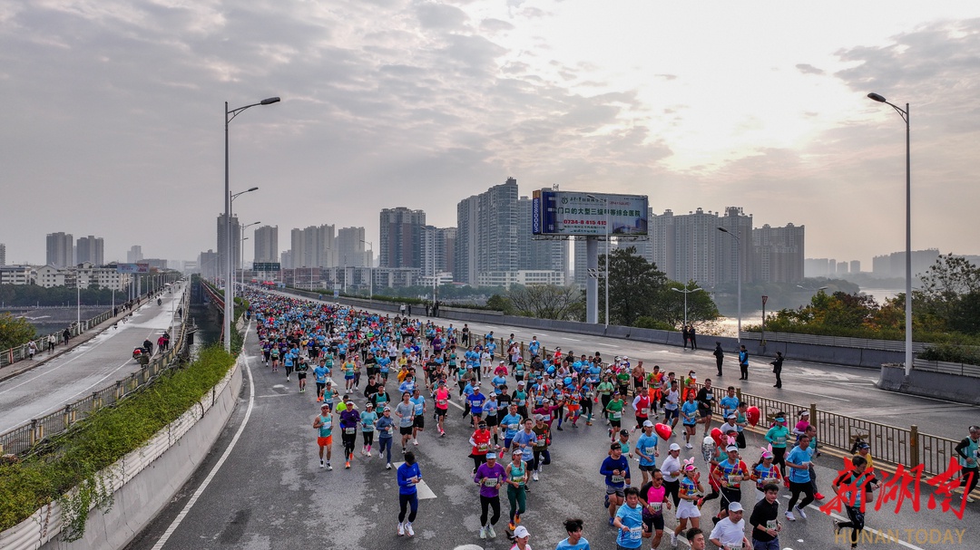 2024衡阳马拉松：20000名跑者穿越冬日雁城，艳阳下的激情奔跑  第2张