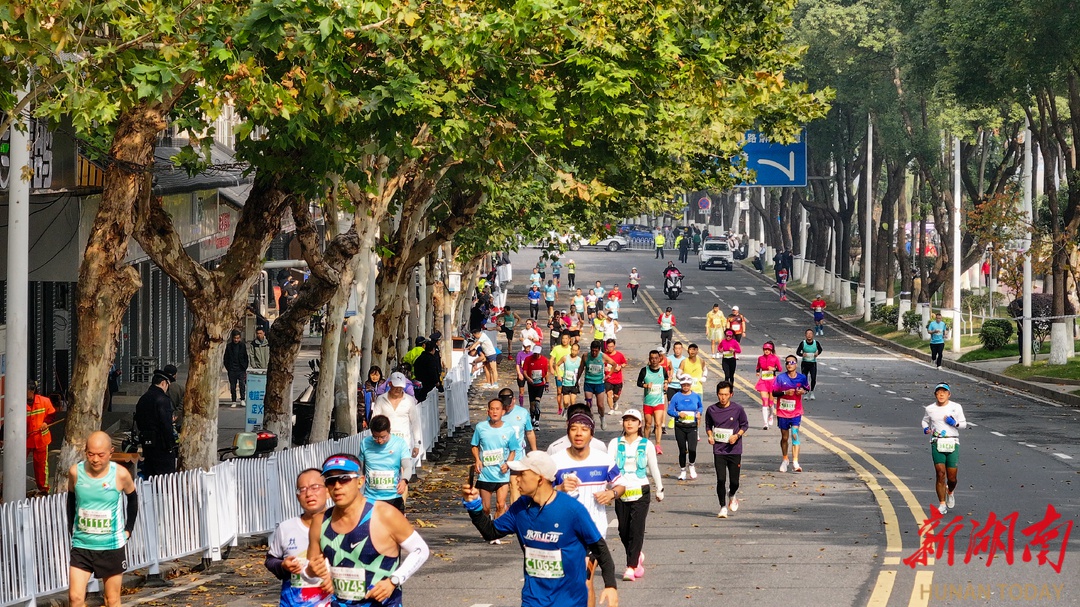 2024衡阳马拉松：20000名跑者穿越冬日雁城，艳阳下的激情奔跑  第3张