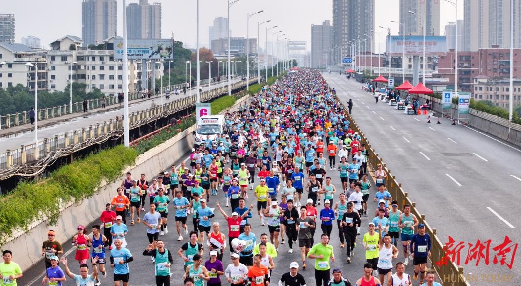2024衡阳马拉松：20000名跑者穿越冬日雁城，艳阳下的激情奔跑  第4张