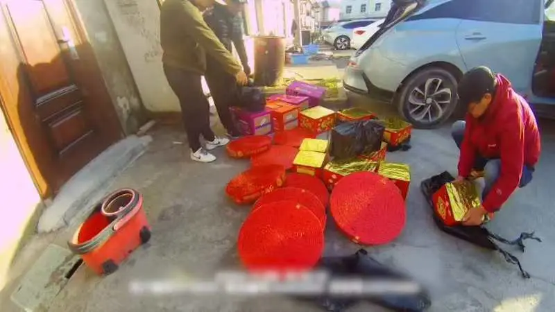 上海浦东警方惊险查获300余箱烟花爆竹，嫌疑人刘某家中竟藏有更多