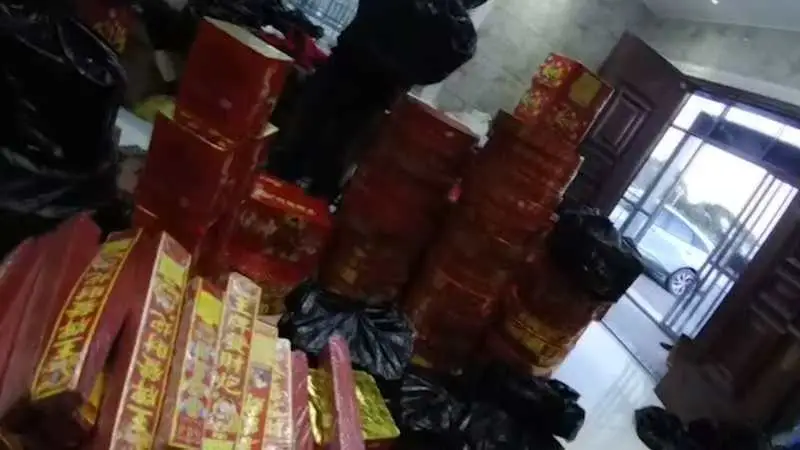 上海浦东警方惊险查获300余箱烟花爆竹，嫌疑人刘某家中竟藏有更多  第2张