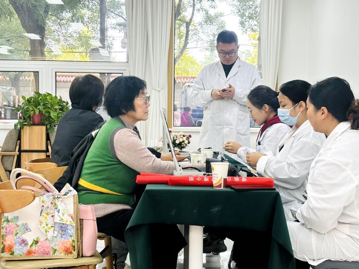寒冬里的温暖守护：广武门街道为老年人送去贴心关怀与健康保障  第2张