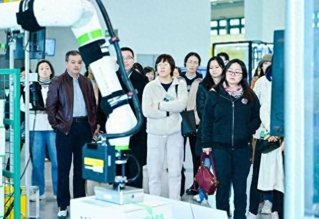 宝武集团女工委探秘智能制造：机器人柔性装配展示线背后的创新力量