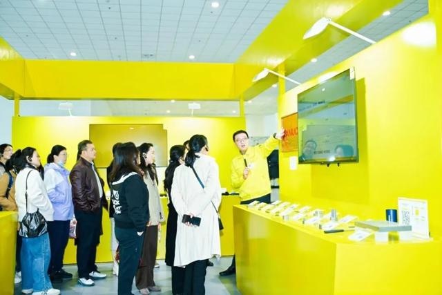 宝武集团女工委探秘智能制造：机器人柔性装配展示线背后的创新力量  第2张