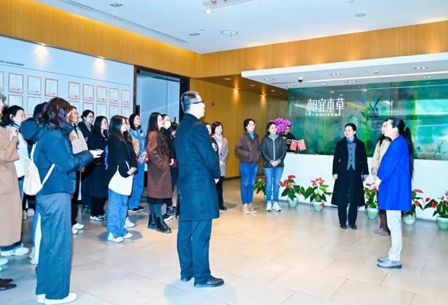 宝武集团女工委探秘智能制造：机器人柔性装配展示线背后的创新力量  第3张