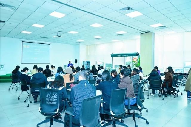 宝武集团女工委探秘智能制造：机器人柔性装配展示线背后的创新力量  第4张