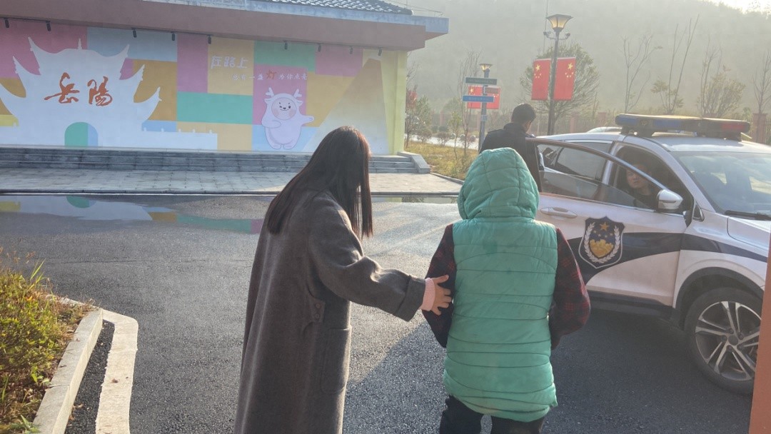 寒冬中的温暖：湖南高速路灯下的感人故事，老人迷失街头终获救助