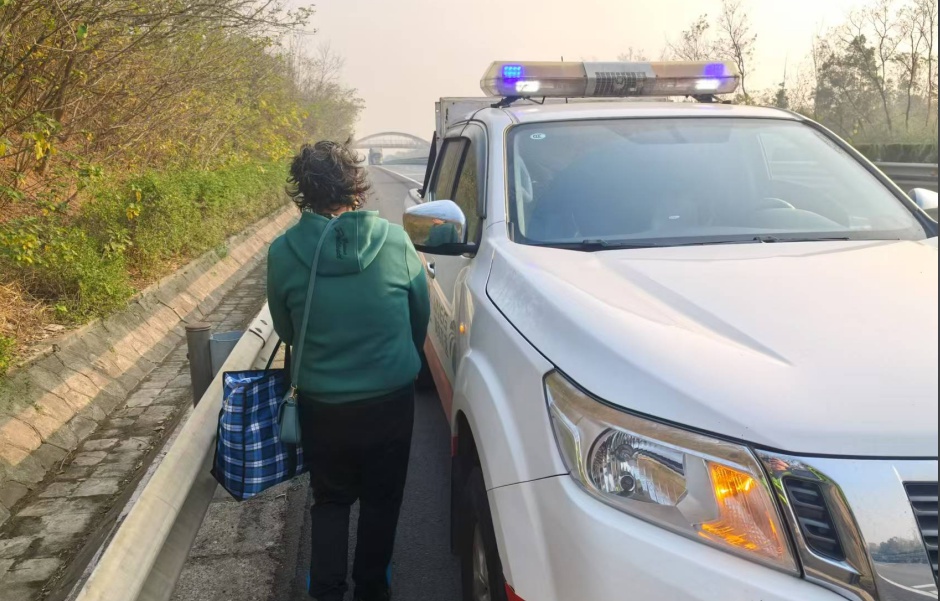 寒冬中的温暖：湖南高速路灯下的感人故事，老人迷失街头终获救助  第2张