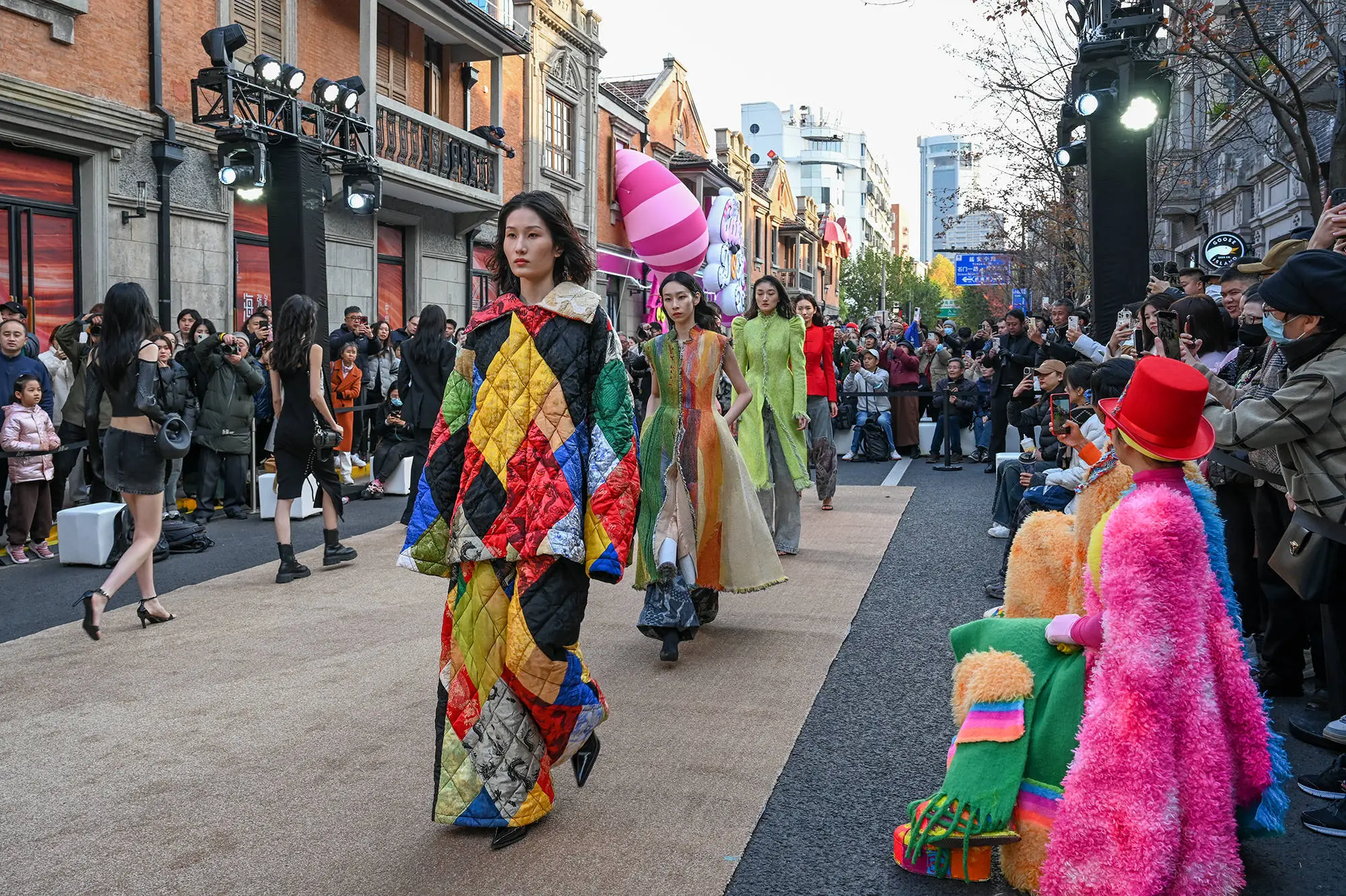 在石库门里穿越时光：2024张园时尚文化周，青年设计师的摩登之旅