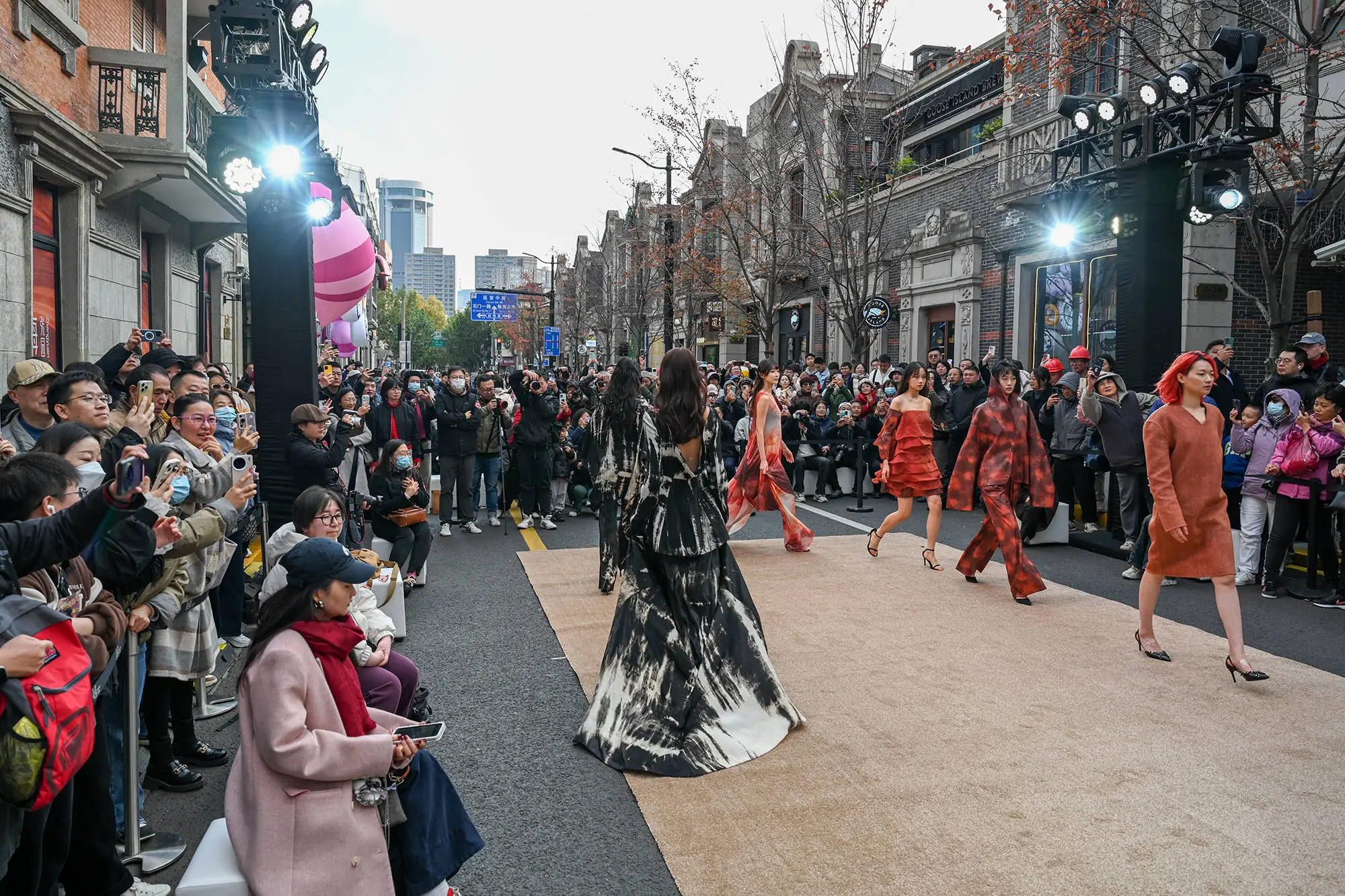 在石库门里穿越时光：2024张园时尚文化周，青年设计师的摩登之旅  第2张