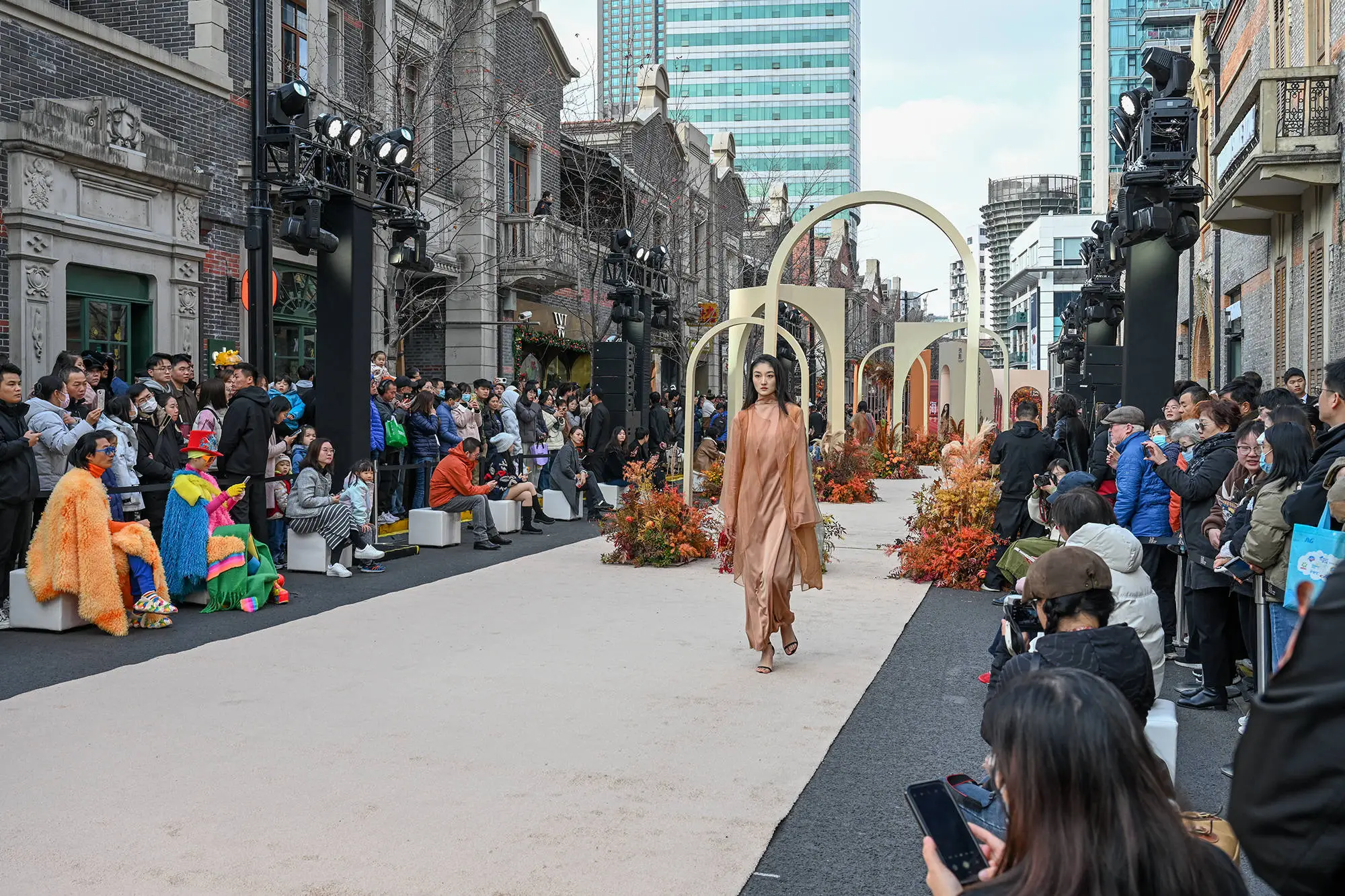 在石库门里穿越时光：2024张园时尚文化周，青年设计师的摩登之旅  第4张