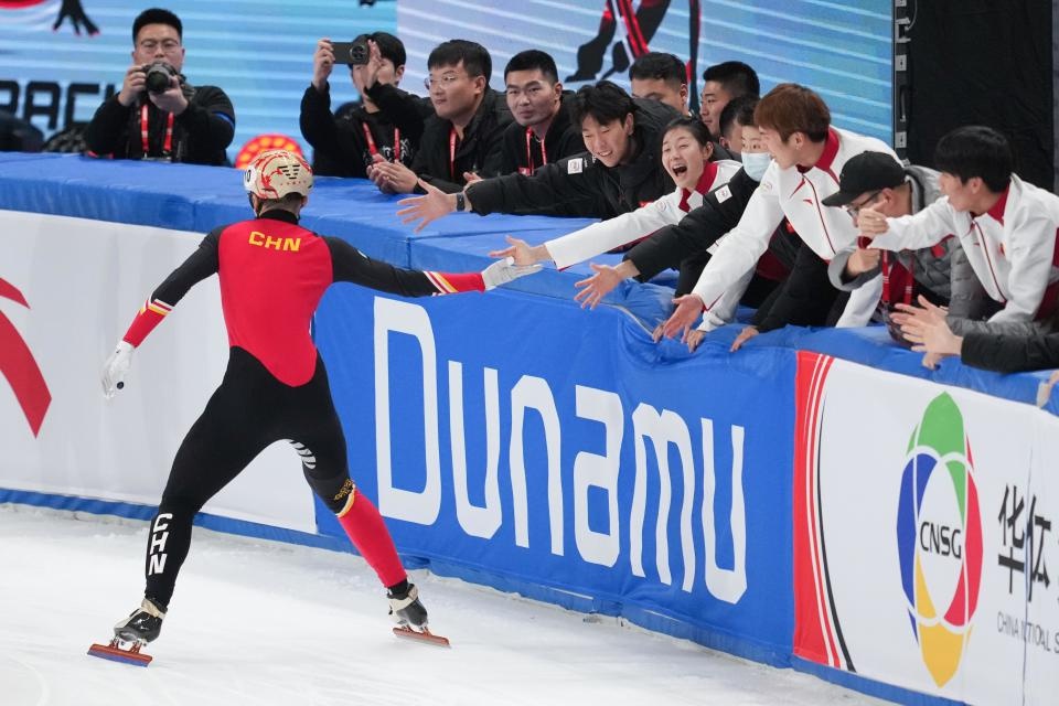 中国队霸气夺冠！短道速滑世界巡回赛北京站男子5000米接力A组决赛惊险瞬间  第7张