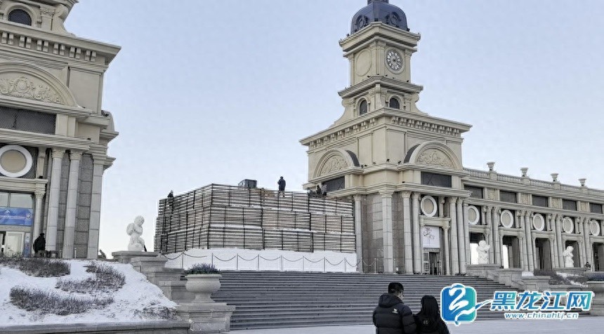 哈尔滨网红大雪人建造揭秘：20人团队日夜奋战，机械压实加速完工，你猜多久能见到它？  第1张