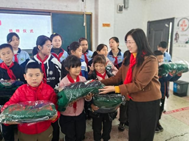 2880元爱心义卖，岳阳城乡学生结对帮扶留守儿童，温暖寒冬  第1张