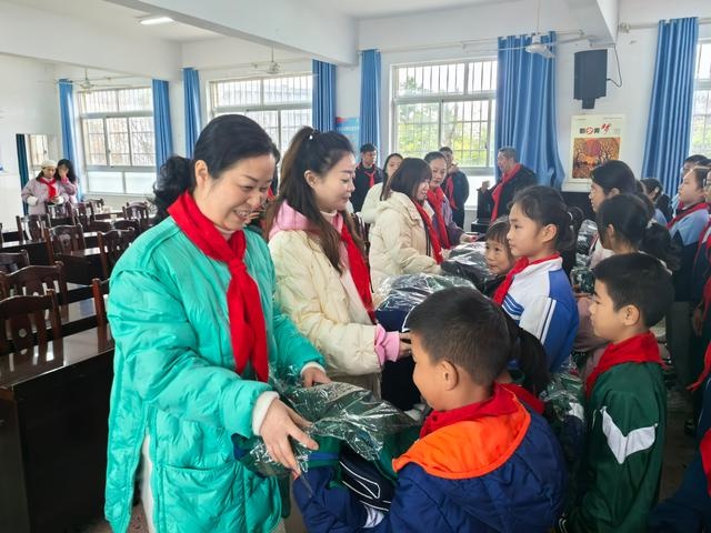 2880元爱心义卖，岳阳城乡学生结对帮扶留守儿童，温暖寒冬  第2张