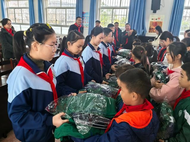 2880元爱心义卖，岳阳城乡学生结对帮扶留守儿童，温暖寒冬  第3张