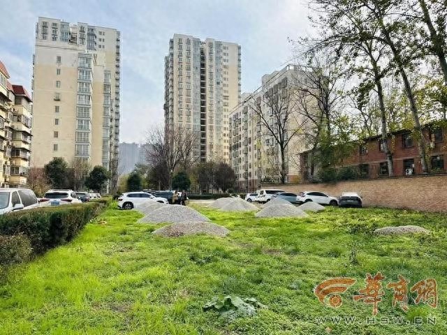 深夜惊现十几堆碎石，西安小区绿地遭神秘倾倒，物业为何沉默不语？  第1张