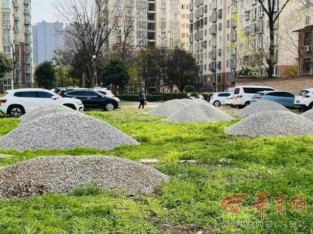 深夜惊现十几堆碎石，西安小区绿地遭神秘倾倒，物业为何沉默不语？  第2张
