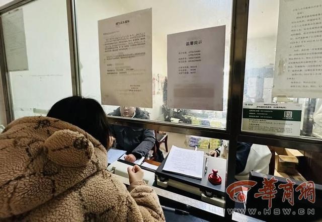 深夜惊现十几堆碎石，西安小区绿地遭神秘倾倒，物业为何沉默不语？  第3张