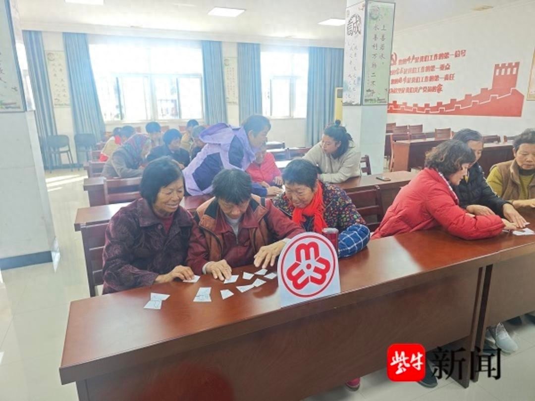 巧手编织温暖，感恩传递爱意：常熟市盛泾村妇女共筑新时代文明实践  第1张