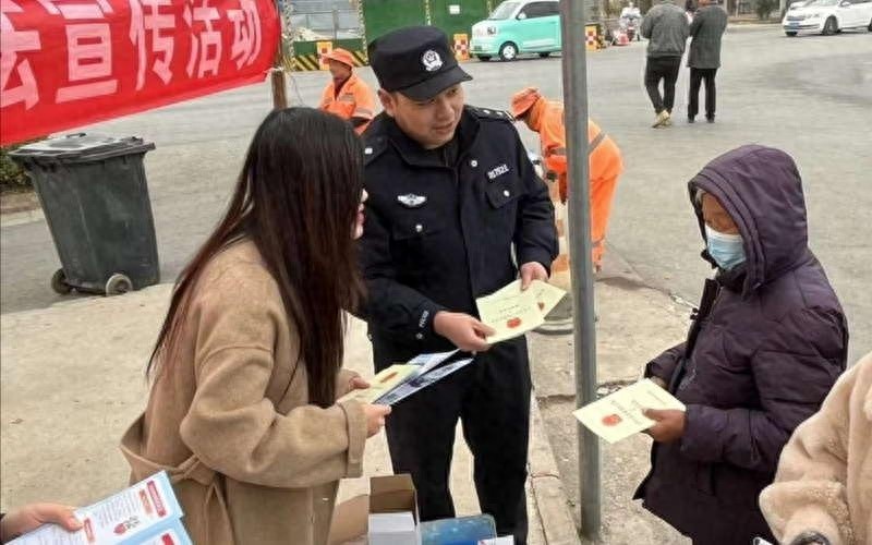 农村大妈注意！揭秘电诈新套路，守护你的血汗钱，民警现场教你反诈绝招  第1张
