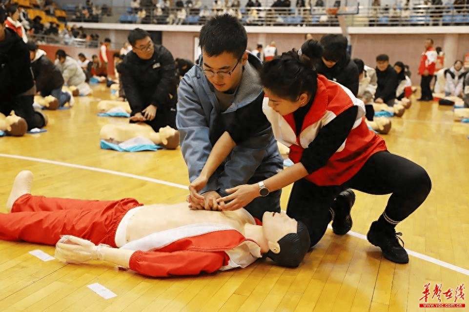 1200名湘潭大学学子变身守护天使，心肺复苏技能培训震撼来袭