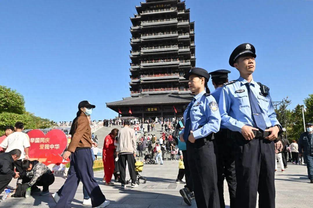 国庆期间淄博游客络绎不绝，政法干警日夜坚守交出平安答卷  第1张