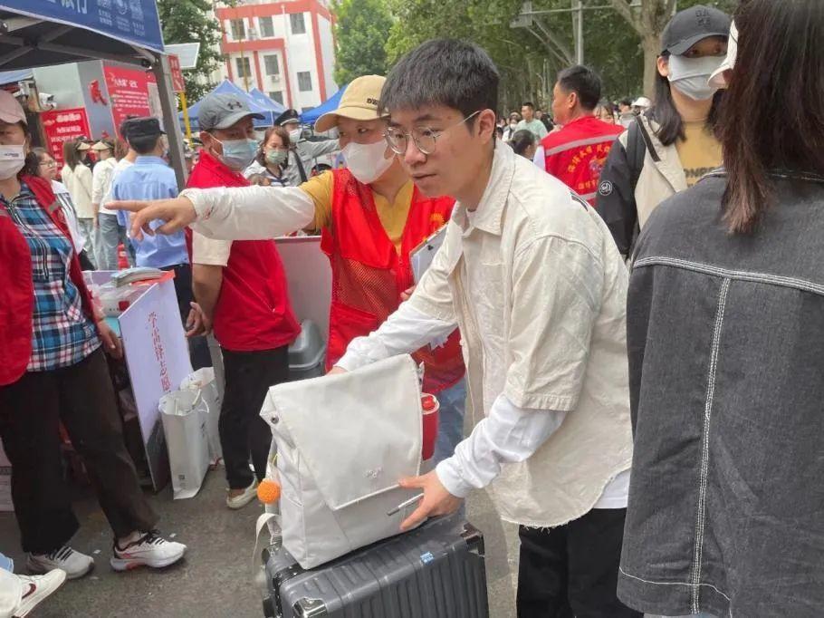 国庆期间淄博游客络绎不绝，政法干警日夜坚守交出平安答卷  第3张