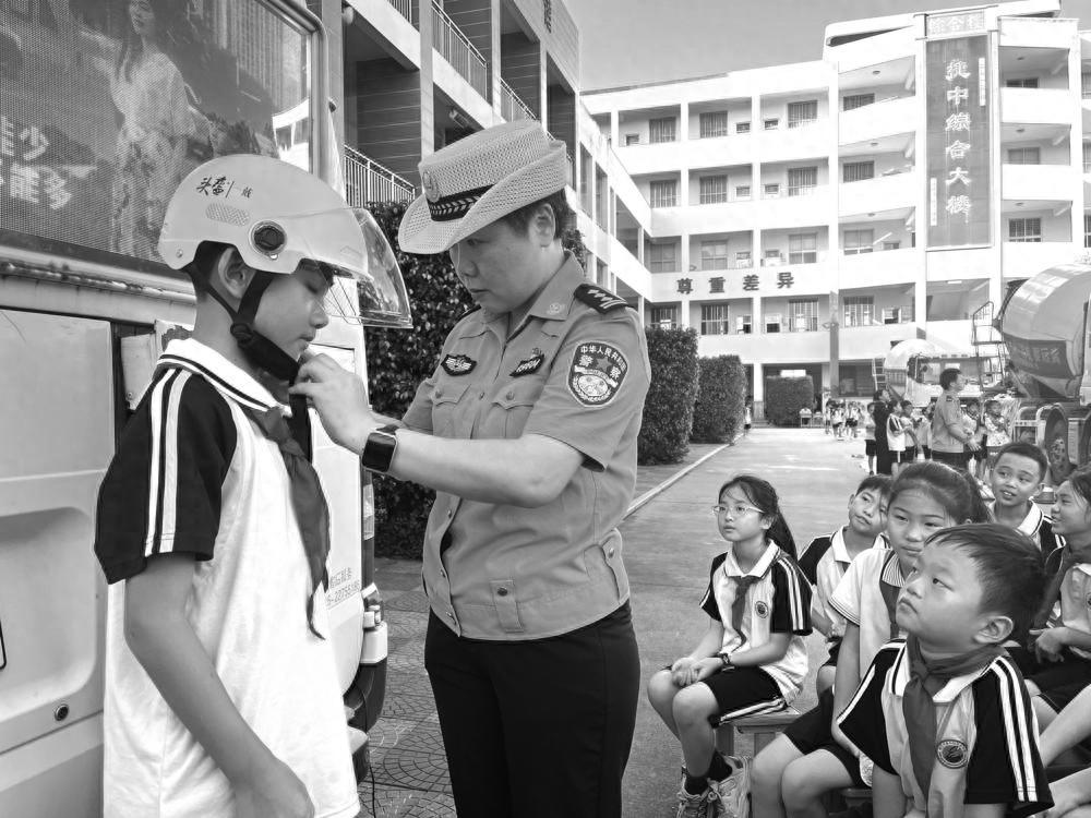 交通安全大宣传走进小学，货车盲区体验太震撼  第1张