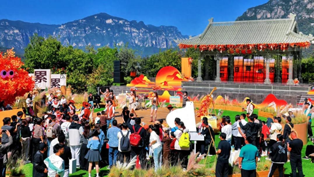 国庆游宝泉，国旗巨幅展，演艺不间断，晒秋丰收乐，央视都点赞  第1张
