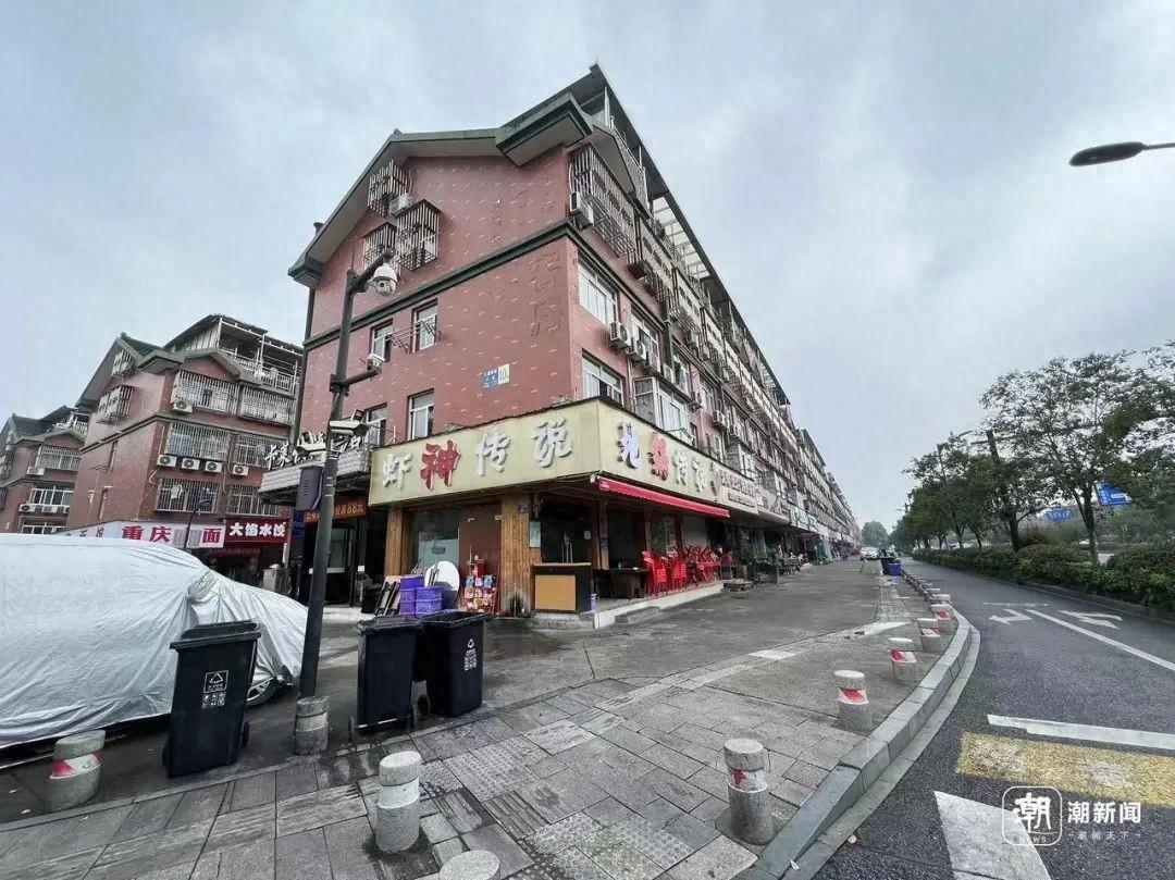 九堡家苑楼道小广告泛滥成灾，10 多年无人能管？  第1张