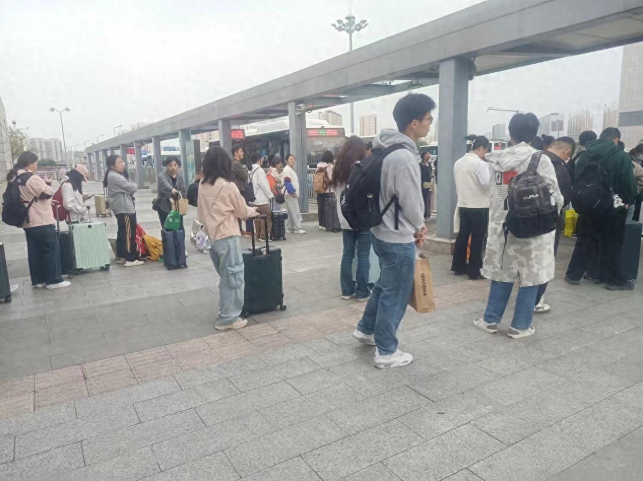 909 路公交车客流量激增，太原公交电车分公司三车队迅速行动保障大学生顺利返校  第1张
